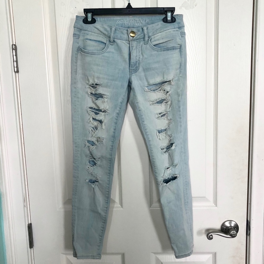 Light Wash American Eagle ripped/distresed jegging